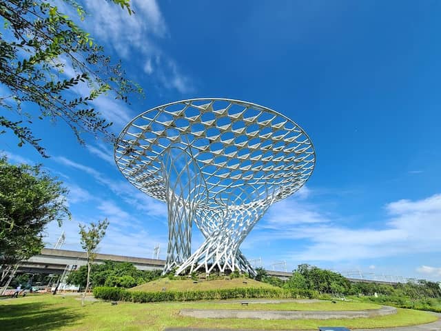 Solar Tree - Image 1