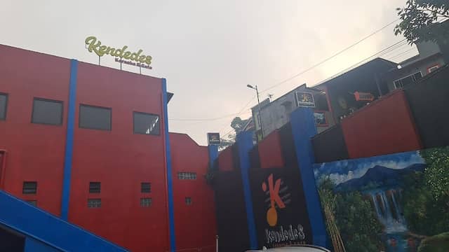 Kendedes Cafe Dan Karaoke - Image 1