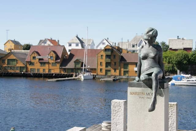 Marilyn Monroe Statue - Image 1