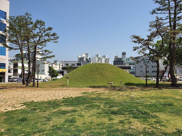 Ganmyo Tomb - Image 1