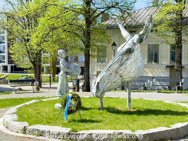 Lotta Statue - Image 1