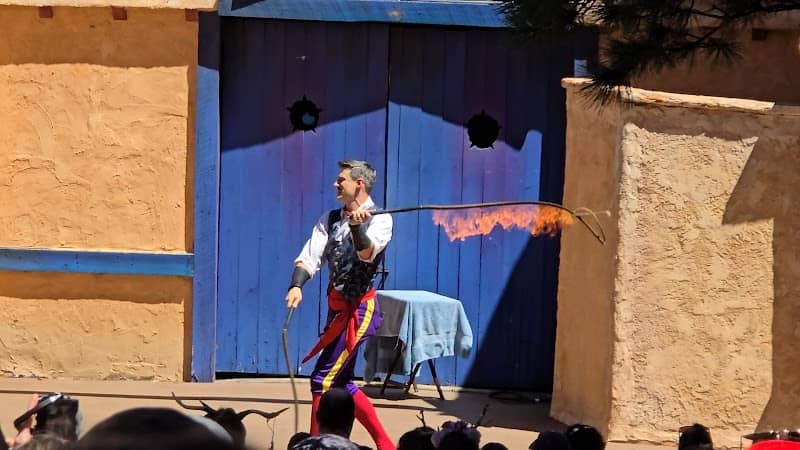 Crown stage - Image 1