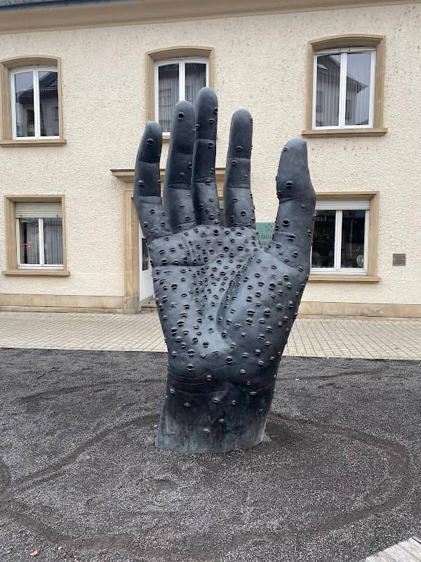 Hand sculpture - Image 1