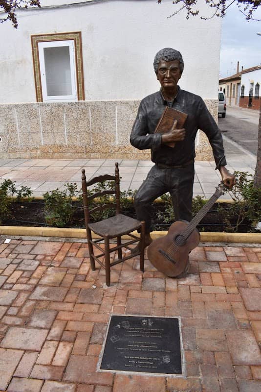 Estatua de Félix Grande - Image 1