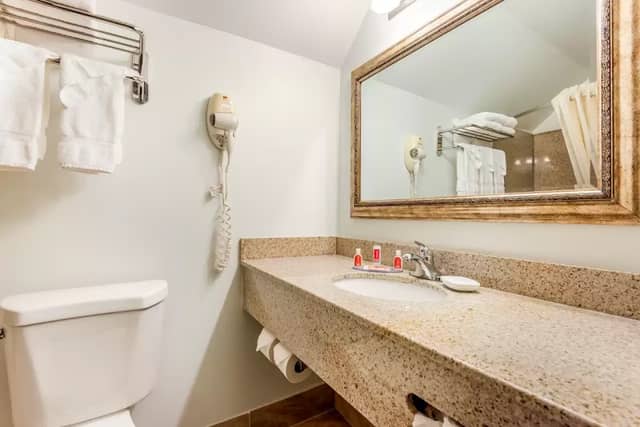 Econo Lodge Saint Albans - Image 1