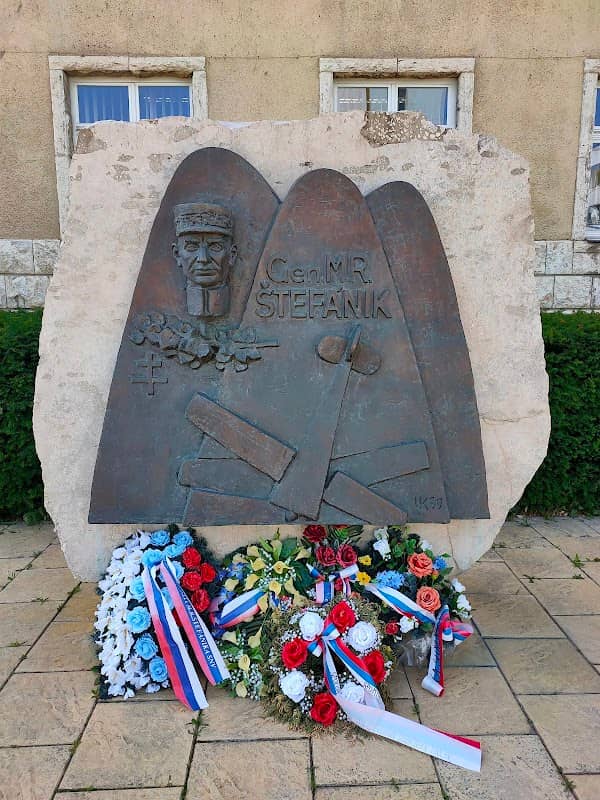 Pamätník Gen. M.R. Štefánika - Image 2