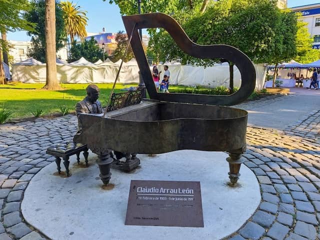 Escultura de Claudio Arrau - Image 1