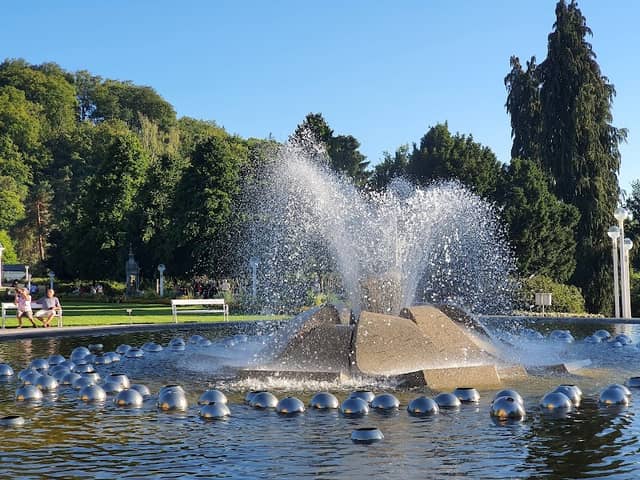 Fountain in front of the colonnade - Image 1