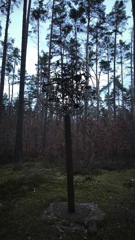 "Eisenkugelbaum" Kunstwerk am Kunstweg - Image 1