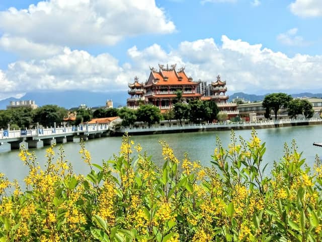 Longtan Large Tourist Pond - Image 1