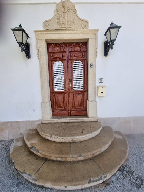 Door with tiny hand handle - Image 1