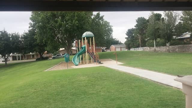 Country Club Estates park - Image 2
