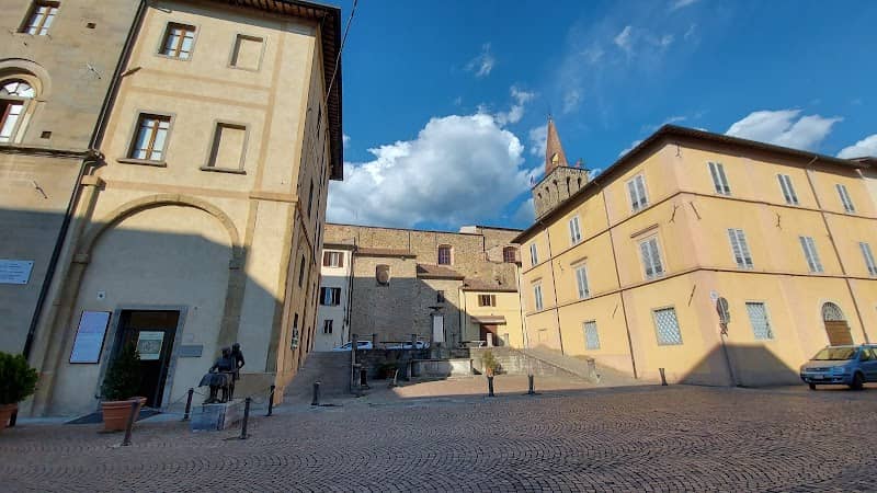 Statua alla donna alle tradizioni - Image 1