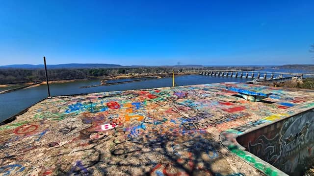 Graffiti Mansion - Image 2