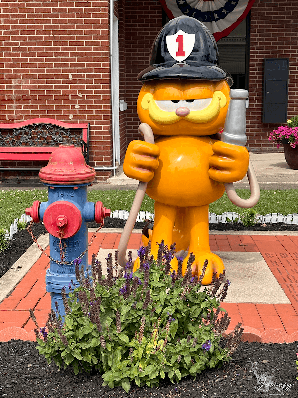 Firefighter Garfield Statue - Image 1