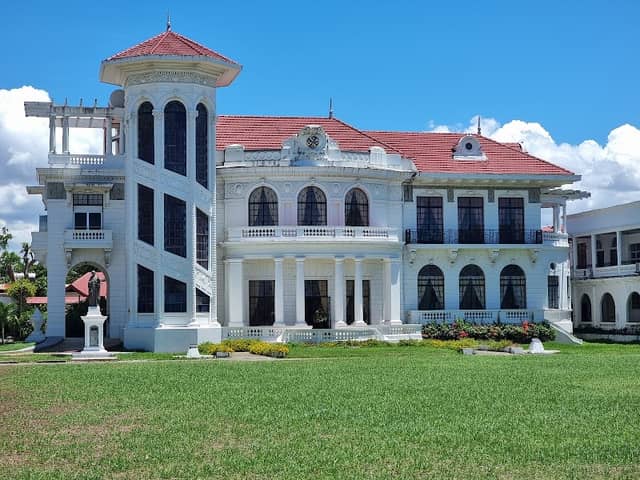 Lizares Mansion - Image 1
