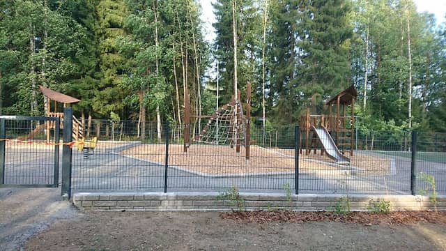Syväsenpuiston leikkipaikka - Image 1