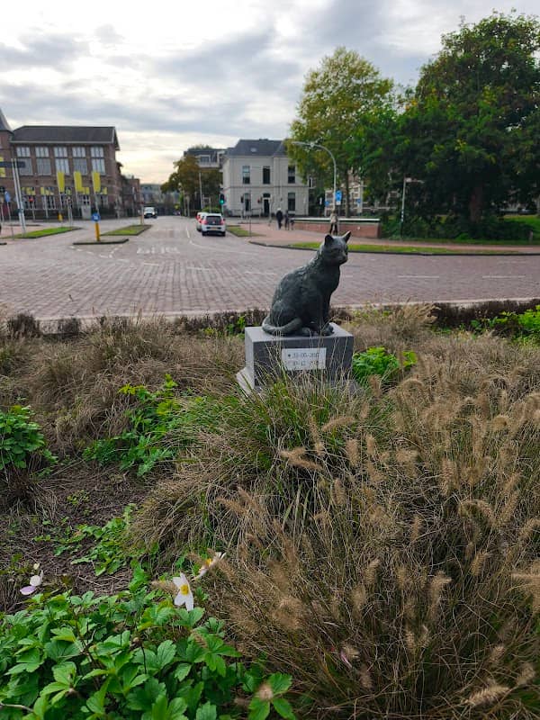 Cat statue - Image 1