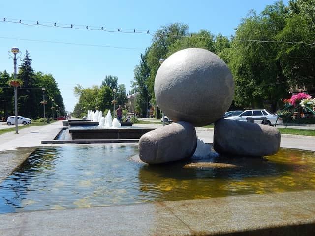 Clock and fountains on Shevchenko Boulevard - Image 2