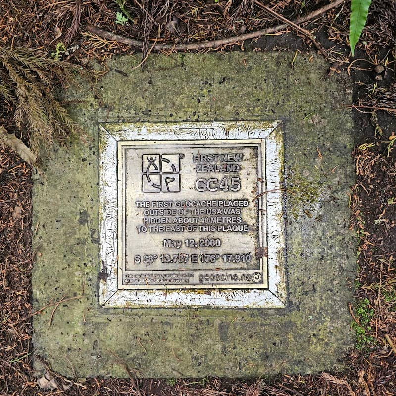 "First New Zealand" GC45 Geocaching Memorial Plaque - Image 1