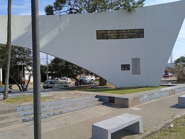 Monumento a los Hombres y Mujeres que hicieron Concordia en el SXXI - Image 1