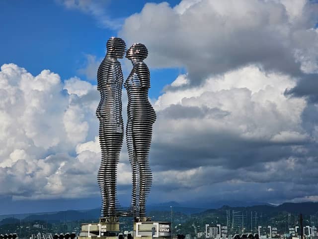 Ali & Nino Statue - Image 1