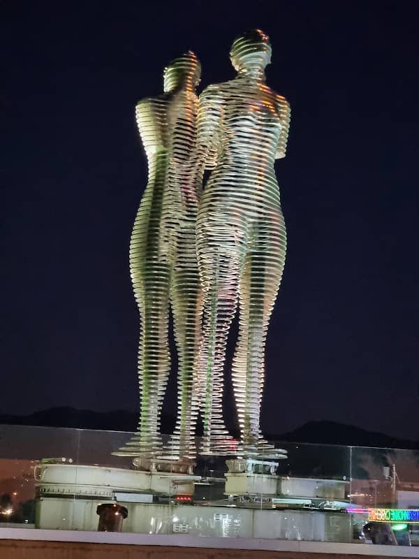 Ali & Nino Statue - Image 3