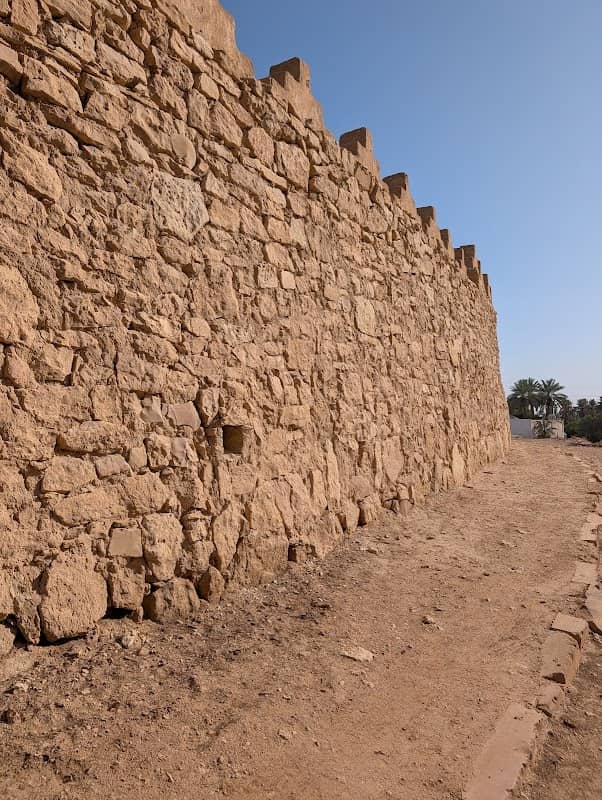 سور حجري تاريخي - Image 1