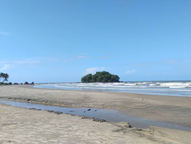 Dharmadam beach entry - Image 1