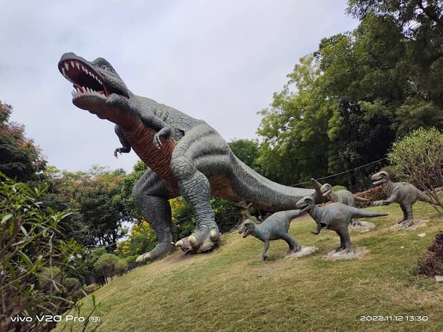 Dinosaur Statue - Image 1