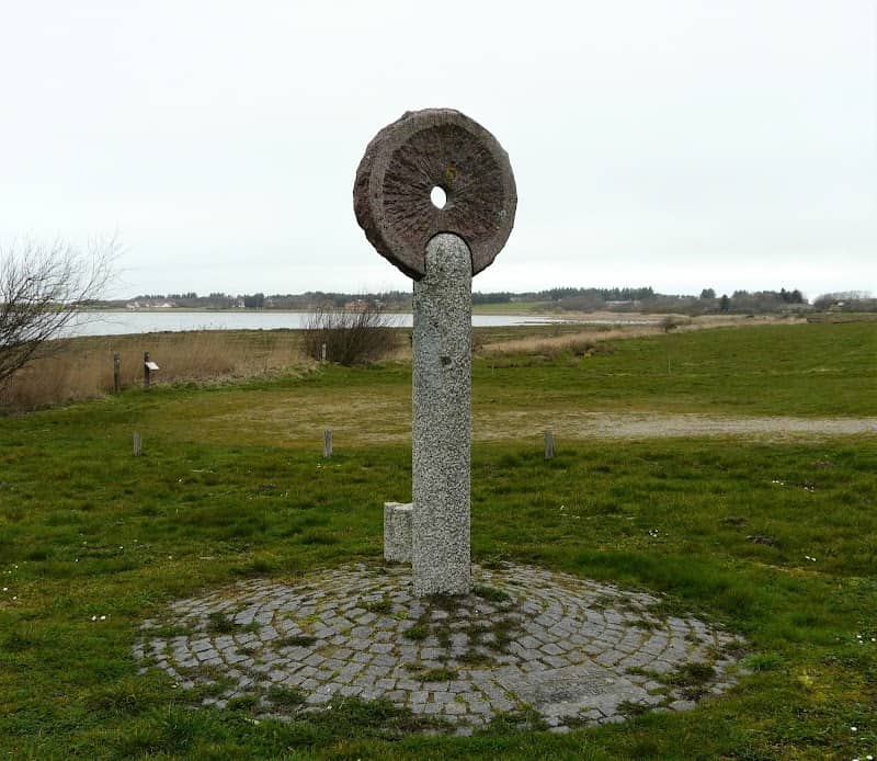 Fredsøjlen ved Spøttrup Borg - Image 2