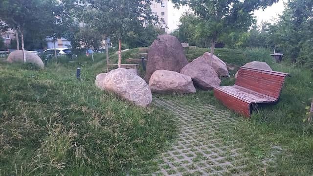 Sad Kamney Pamyati I Slavy - Image 1