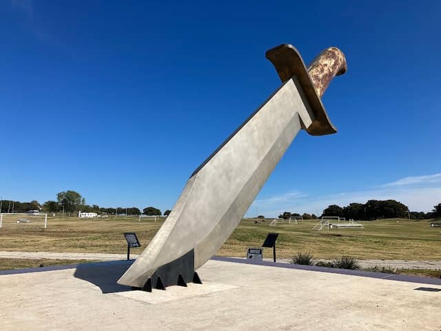 The World's Largest Bowie Knife - Image 1