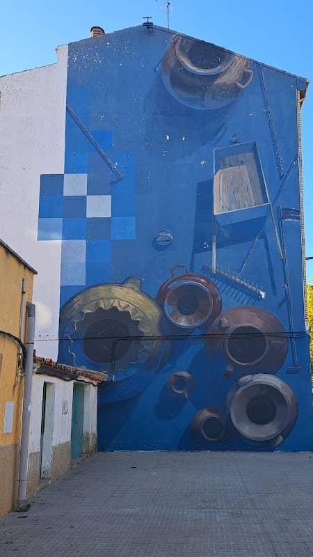 Mural de enseres tradicionales - Image 1