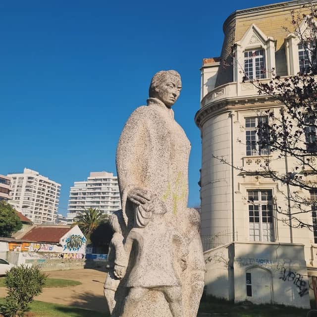 Estátua branca de Dame La Mano - Image 1