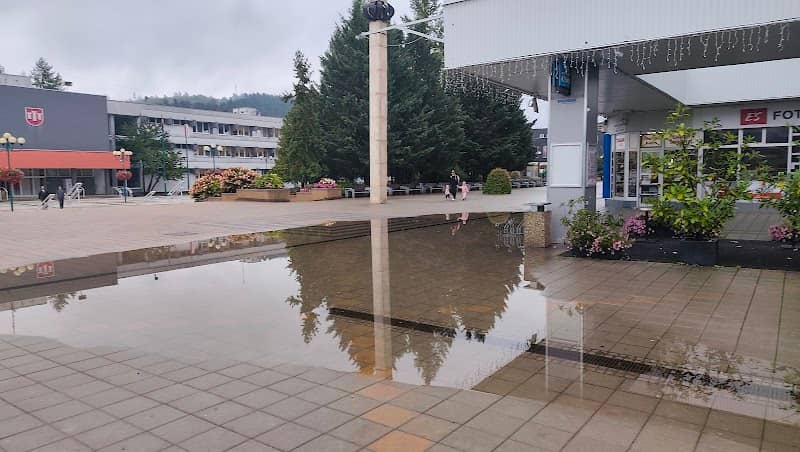 Janasove jazierko pred mestskym úradom. - Image 1