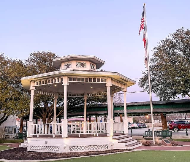 Grapevine old bandstand kiosk - Image 1