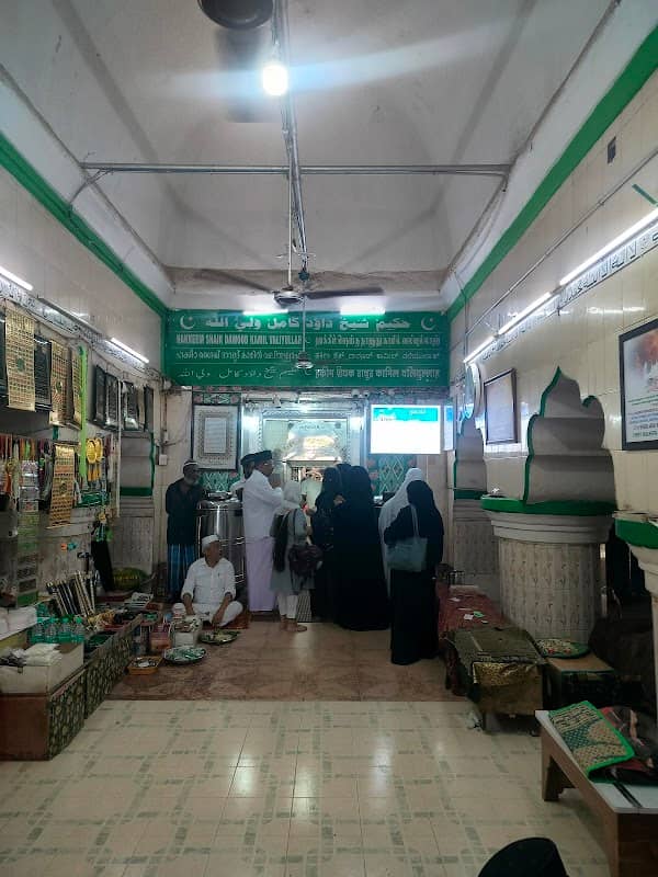 Hakkeem shaik davood valiyullah dargah shareef muthupet - Image 1