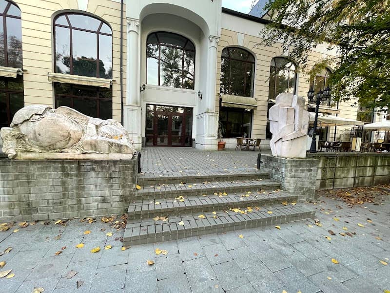 Poarta statuilor - Image 2