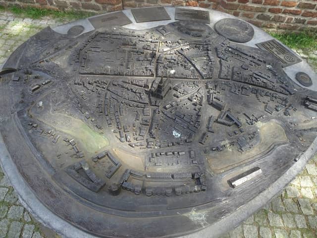 Historische Stadtansichten aus Bronze - Image 1