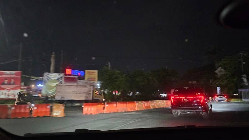 Bunderan Ruwet Tanpa Marka Jalan - Image 1