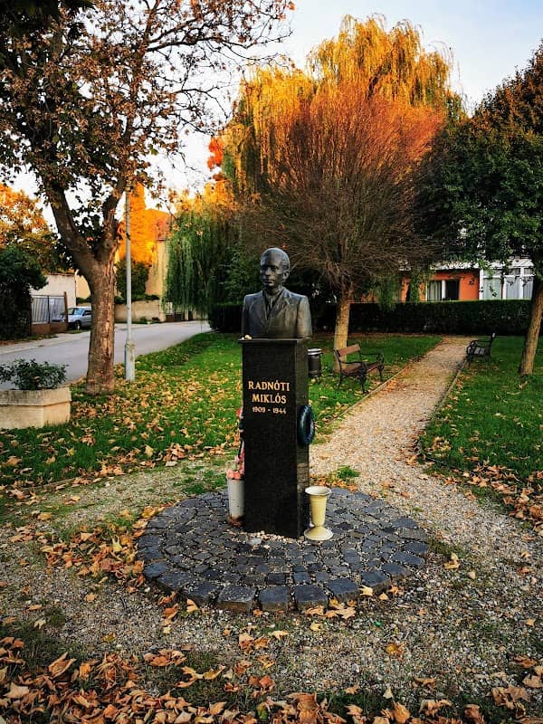 Radnóti Miklós szobor - Image 1
