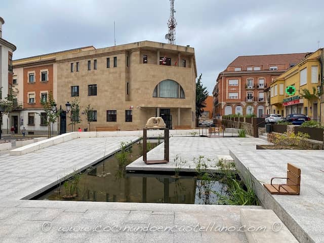 Plaza de San Francisco escultura de Manos en forma de Corazón "Ama" - Image 1