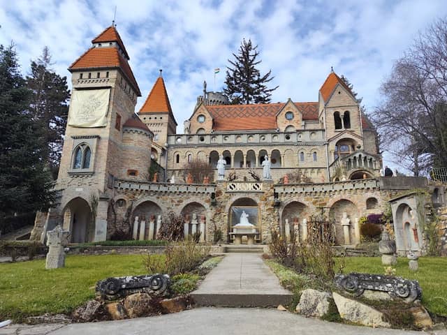 Bory Castle - Image 1