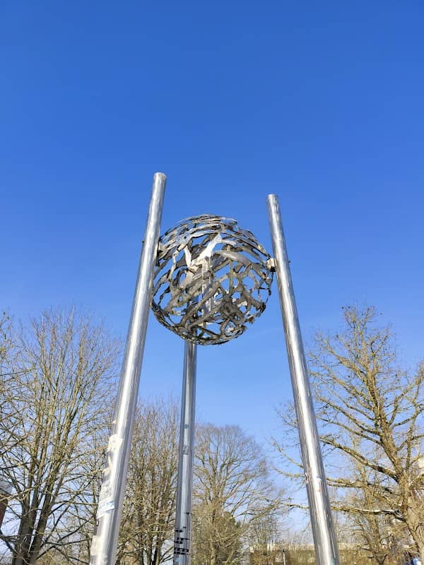 Brunnen mit Weltkugel - Image 1