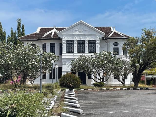 Phra Aram Sakhonkhet Mansion - Image 1