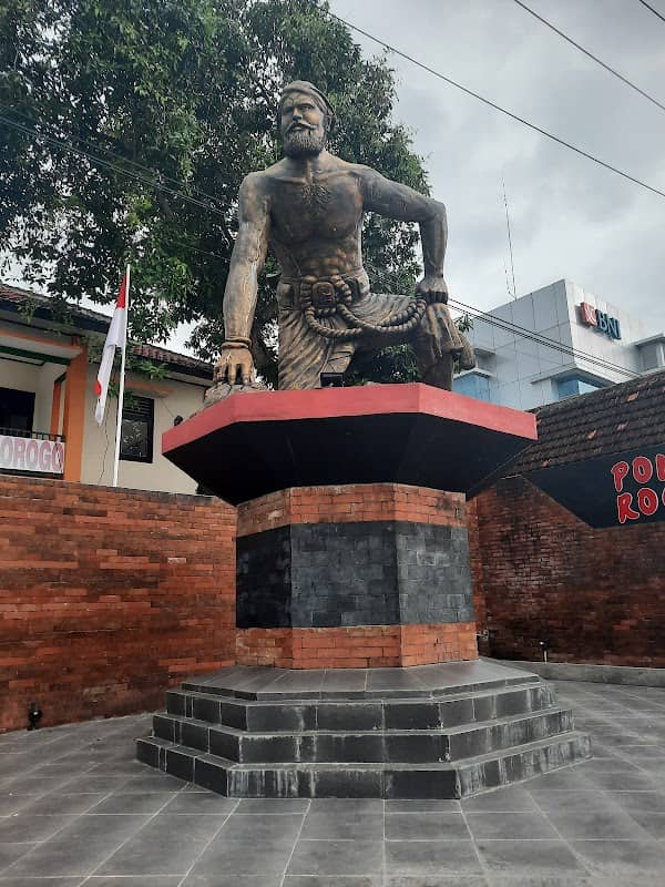 Monumen Warok - ꦩꦺꦴꦤꦸꦩꦺꦤ꧀ꦮꦫꦺꦴꦏ꧀ - Image 1