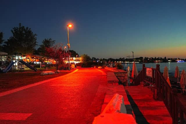 Side coastal promenade - Image 1