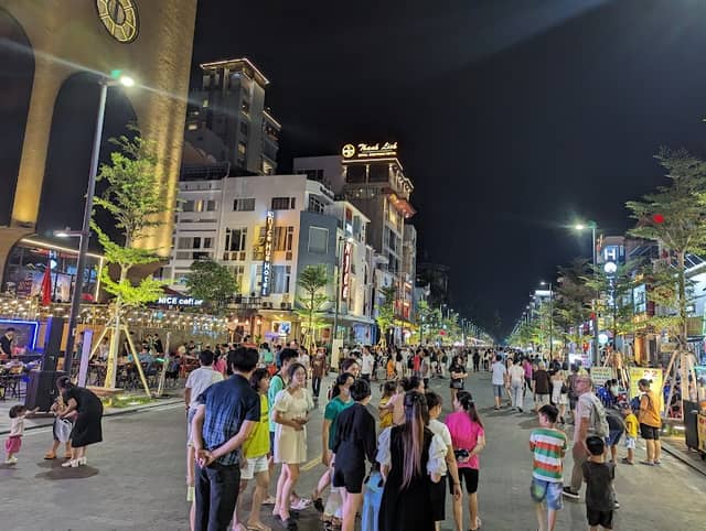 Hai Ba Trung walking street - Image 2