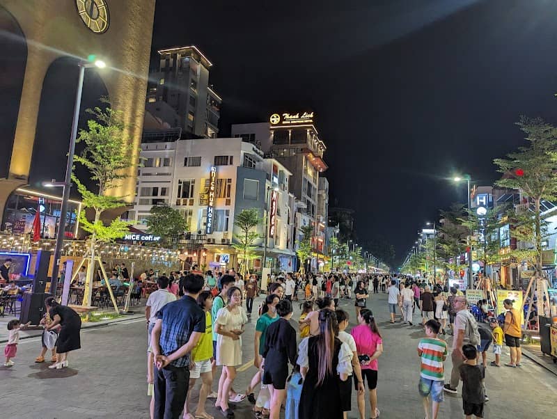 Hai Ba Trung walking street - Image 2